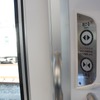 車内保温を考慮してボタン式の半自動ドアを採用。写真は車内側のボタン。