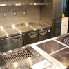 食堂車：調理室の脇に設けられた通路からの調理中の様子をみることができる。