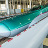北海道新幹線は開業後1年間で約229万2000人が利用した。写真は新函館北斗駅で発車を待つ『はやぶさ』。