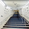 池袋駅2番ホームへ通じる階段のイメージ。