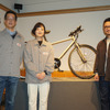 ヤマハ PAS CRAIGと商品企画の碓井紗和さん（中央）、デザイナーの北山亮平さん（右）