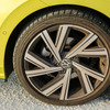 タイヤサイズは225/40R18。ノンプレミアムCセグメントがこんなタイヤを平然と履きこなすとは、すごい時代になったものである。
