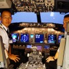左が運航訓練部737訓練室 飛行訓練教官の日比野琢さん。右はお客様サポート室の業務も行うボーイング737-800機長の赤地秀夫さん。