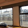 鉄道マニア向けに運転された貨物線探訪ツアー列車の窓から見た横浜羽沢駅。ここで羽沢貨物線と相鉄・JR直通線が接続するが、接続部の工事が遅れていることから、開業予定時期も当初より3年程度遅れることになった。