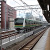 秋葉原駅付近を通過する東北縦貫線の試運転列車（E233系）。ここから東京駅の手前までは東北新幹線の高架橋の上方に高架橋を整備した。