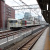 秋葉原駅付近を通過する東北縦貫線の試運転列車（185系）。右側のホームは京浜東北線南行。