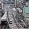 秋葉原駅近くのビルから東北縦貫線（東京方）を望む。東北新幹線（左）の線路の上方に進入するのが分かる。