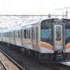 新津駅をあとにする最初の試運転列車。10時台に最初の試運転が実施される予定だったが、システムトラブルの影響で12時43分から試運転が始まった。