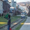 トロッコが接近するとスタッフが安全のために旗を振る。鉄道車両の入換えを思い出す光景だ。