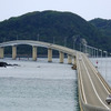 コバルトブルーの海士ヶ瀬（あまがせ）を直線的に結ぶ角島大橋は山口・下関エリアのドライブスポットのひとつ