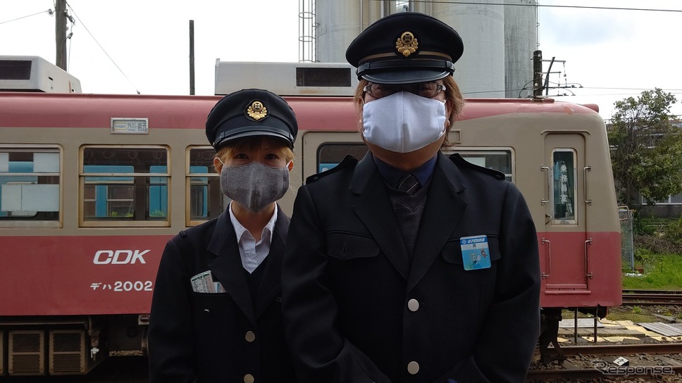 圓福寺飯沼観音の住職にご祈祷頂いたという厄除マスクを「サバイバルマスク」として発売している銚子電鉄。何度でも洗って使える布マスクとなっている。