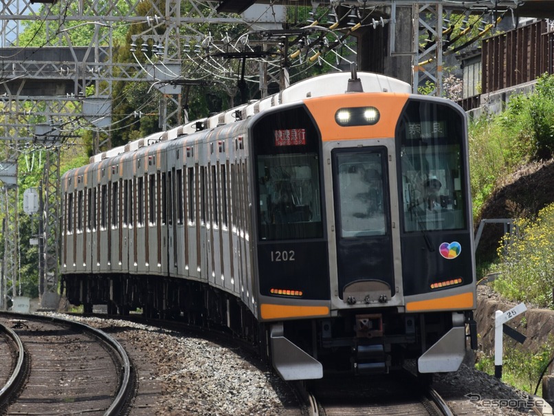 阪神線内を走る6両編成の快速急行。平日は夕ラッシュ時以降も8両化される。