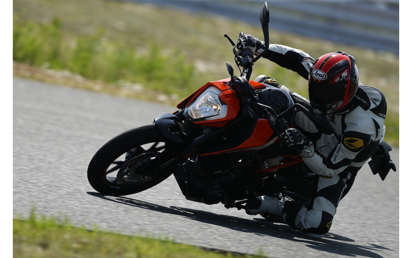 Ktm 250デューク 試乗 フルバンクが楽しい 自在に振り回せるコーナーロケット 青木タカオ 14枚目の写真 画像 レスポンス Response Jp Ktm 250デューク 試乗 フルバンクが楽しい 自在に振り回せるコーナーロケット 青木タカオ 14枚目の写真 画像 レスポンス Response Jp