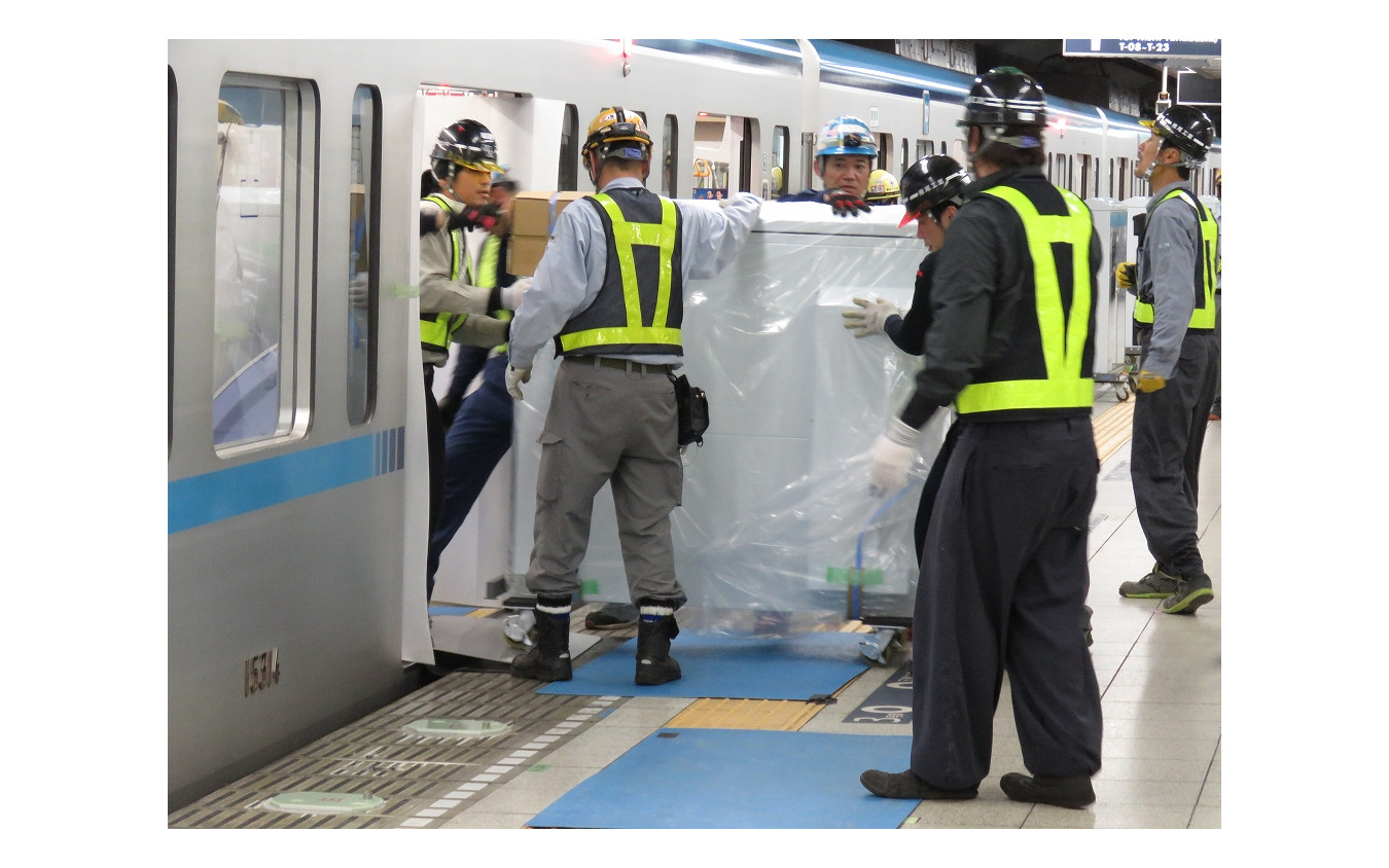東西線 初 九段下駅に大開口ホームドア 東京メトロ 設置作業を公開 レスポンス Response Jp