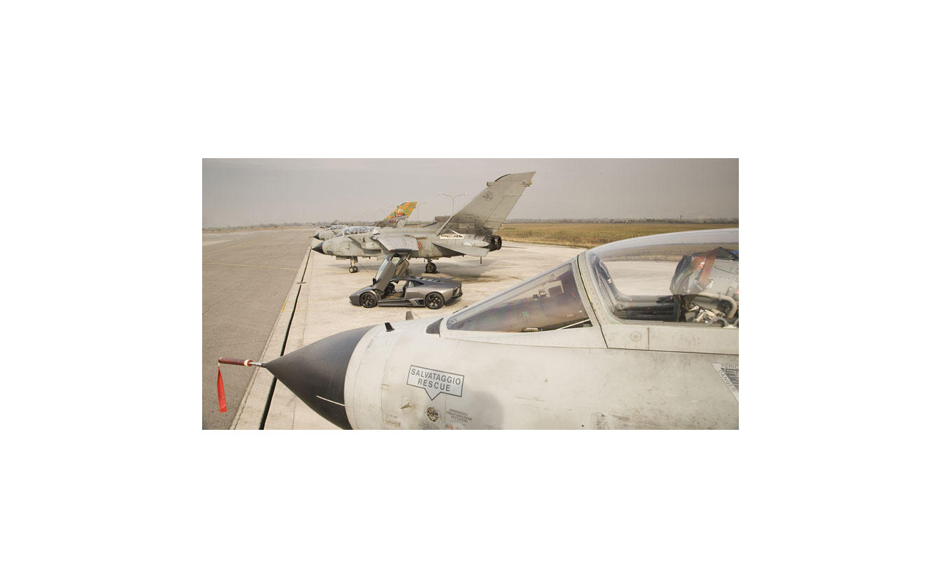 ランボルギーニ レヴェントン と戦闘機 どちらが速い 3枚目の写真 画像 レスポンス Response Jp