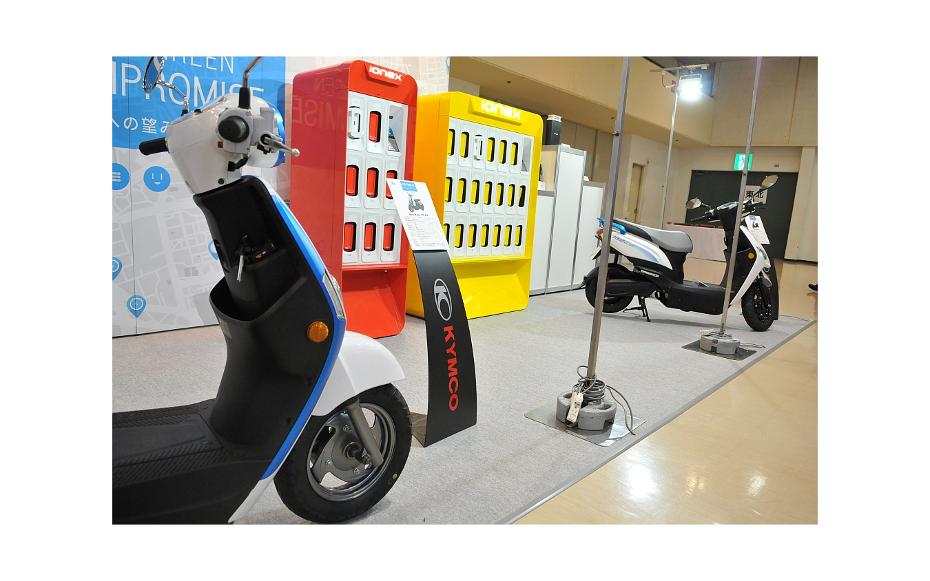 キムコ・メニー110EV(手前)とナイス100EV(奥)