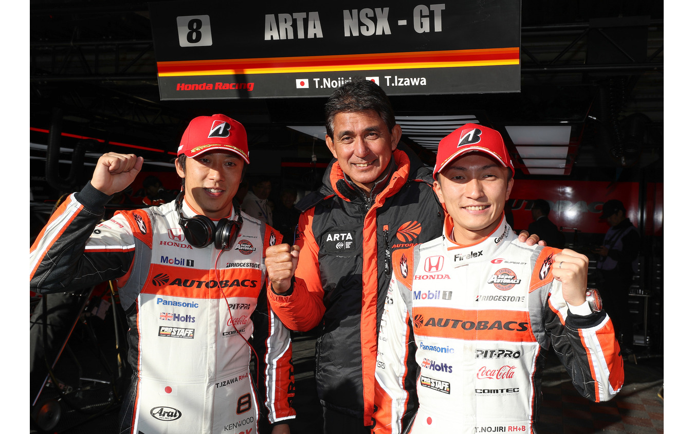 #8 NSXの(左から)伊沢、鈴木亜久里監督、野尻。