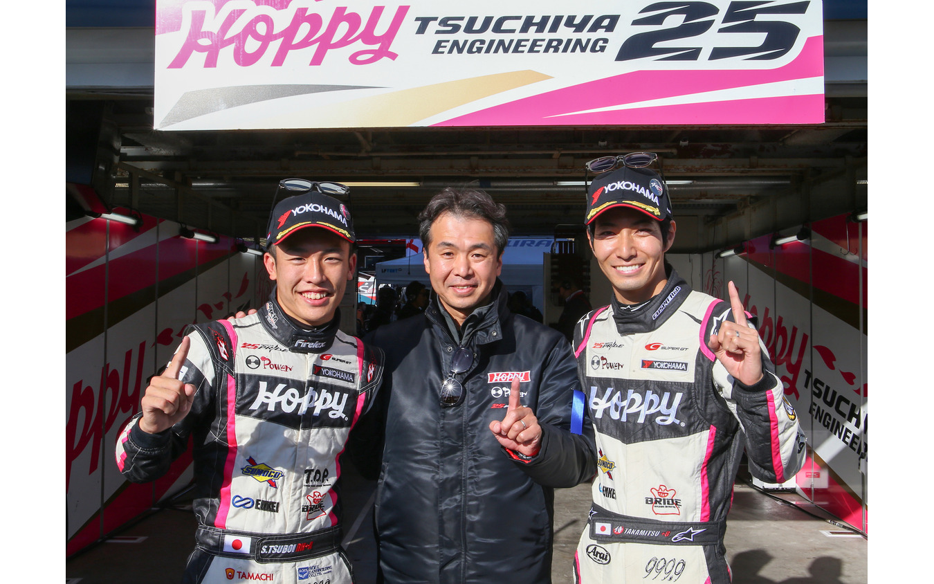 #25の(左から)坪井、土屋武士監督、松井。