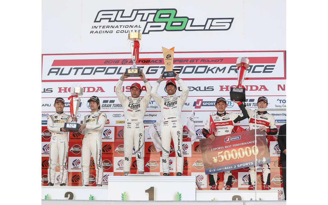 GT300クラスの表彰式(中央左が新田、右が中山)。