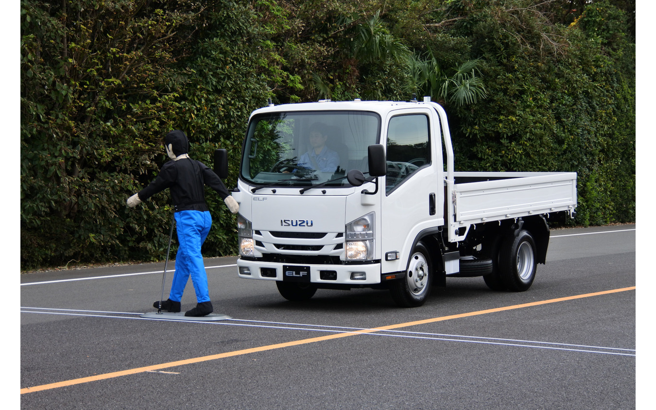 いすゞ エルフ 改良新型 歩行者検知自動ブレーキ初搭載 エンジンも一新 レスポンス Response Jp いすゞ エルフ 改良新型 歩行者検知自動ブレーキ初搭載 エンジンも一新 レスポンス Response Jp