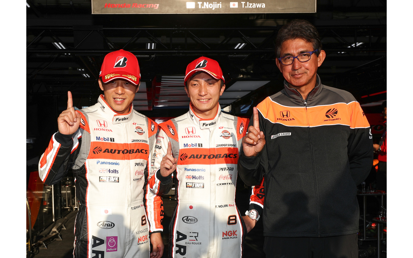 #8 NSXの(左から)伊沢、野尻、鈴木亜久里監督。