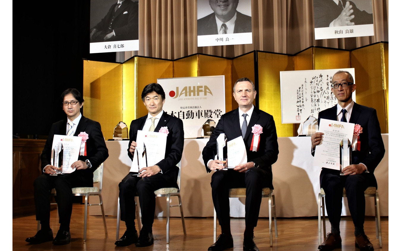 2018日本自動車殿堂表彰式左から順に、トヨタ渉外広報部担当部長の築城健仁氏、マツダ常務執行役員パワートレイン開発・車両開発・商品企画・コスト革新担当の廣瀬一郎氏、ビー・エム・ダブリュー代表取締役社長のペータークロンシュナーブル氏、ジャガー・ランドローバー・ジャパンマーケティング・広報ディレクターの若林敬一氏