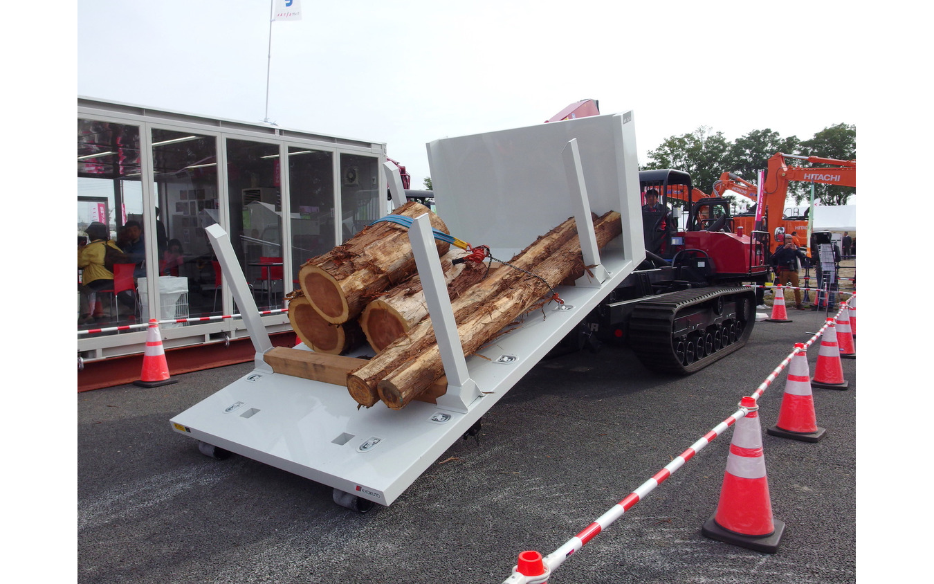 積荷を荷箱ごとおろす（2018森林・林業・環境機械展示実演会）。