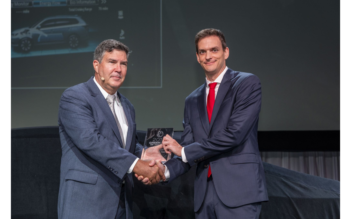 2019グリーンSUVオブザイヤーを受賞した三菱 アウトランダー PHEV(ロサンゼルスモーターショー2018)