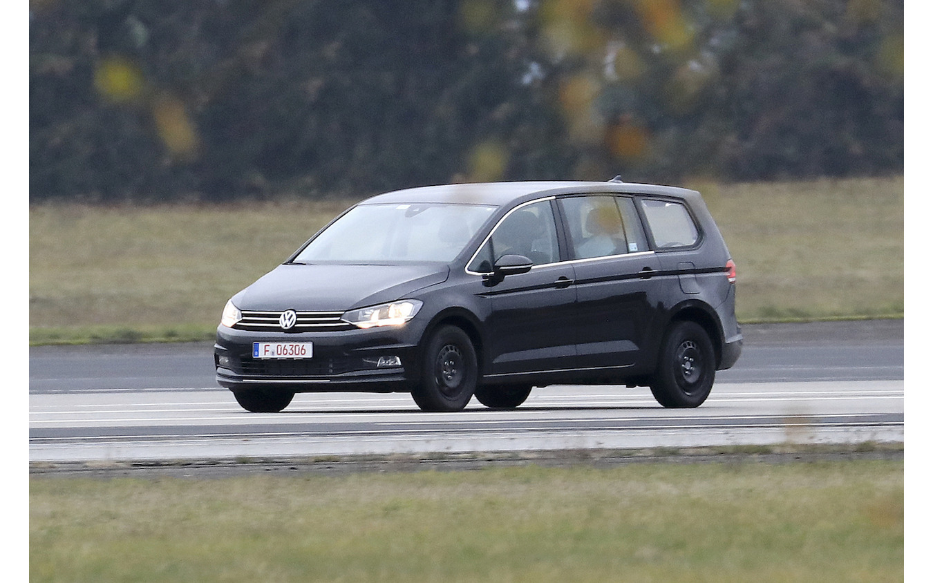 VWの新型ミニバン開発車両(スクープ写真)