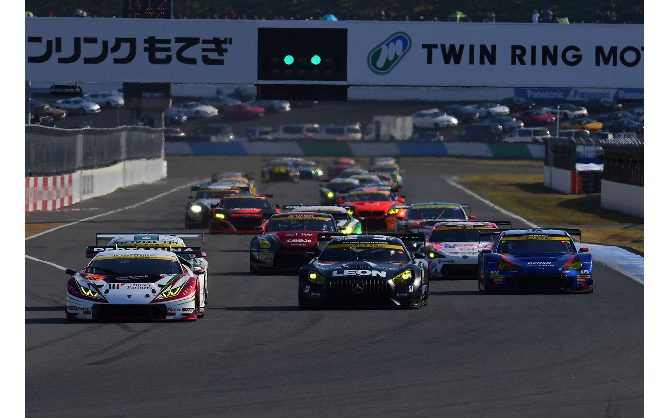 2018年のSUPER GTもてぎ戦、GT300クラスのスタート。