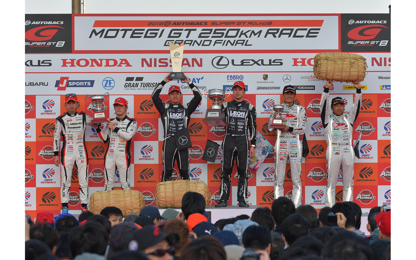 2018年のSUPER GTもてぎ戦、GT300クラスの表彰式(中央=優勝で王座を決めた黒澤治樹&蒲生尚弥)。