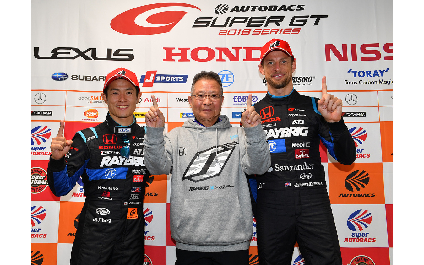 2018年GT500王者 #100 NSXの（左から）山本尚貴、高橋国光総監督、J.バトン。