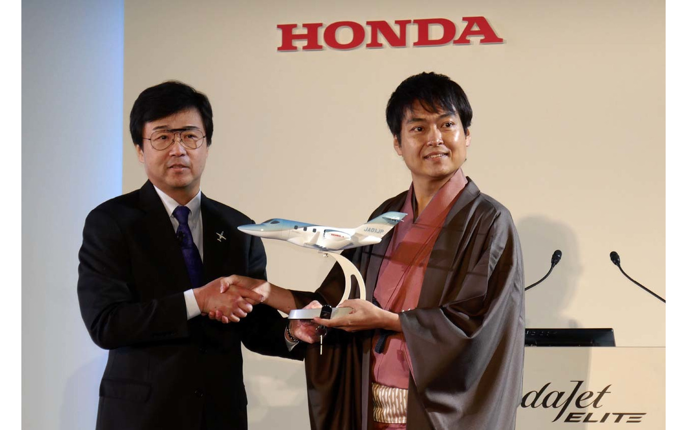 日本初号機のカスタマーとなる千葉氏(右)へHACI藤野社長から鍵と模型が手渡された