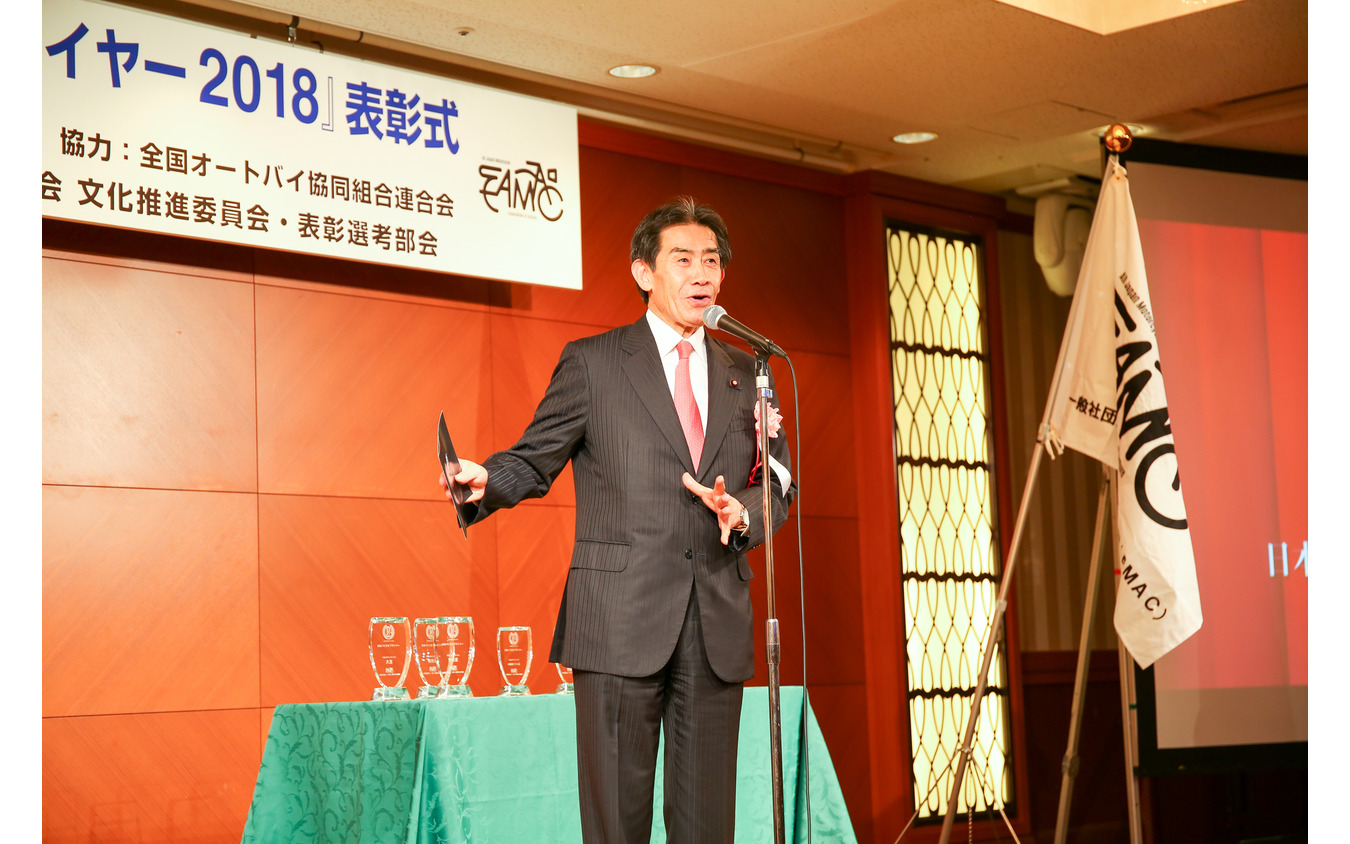 来賓として登壇した代議士で自民党オートバイ議員連盟の逢沢一郎氏。「二輪車の駐車場を増やし利便性を良くしたい。また、女性ライダーの声を大切にしていきたい。さらには欧米のようにライダーが休日に集まれるようなメッカが日本にできたらいいなと思っている」と語った。