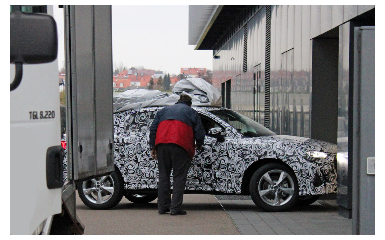 アウディの新型クーペSUV「Q4」(仮)