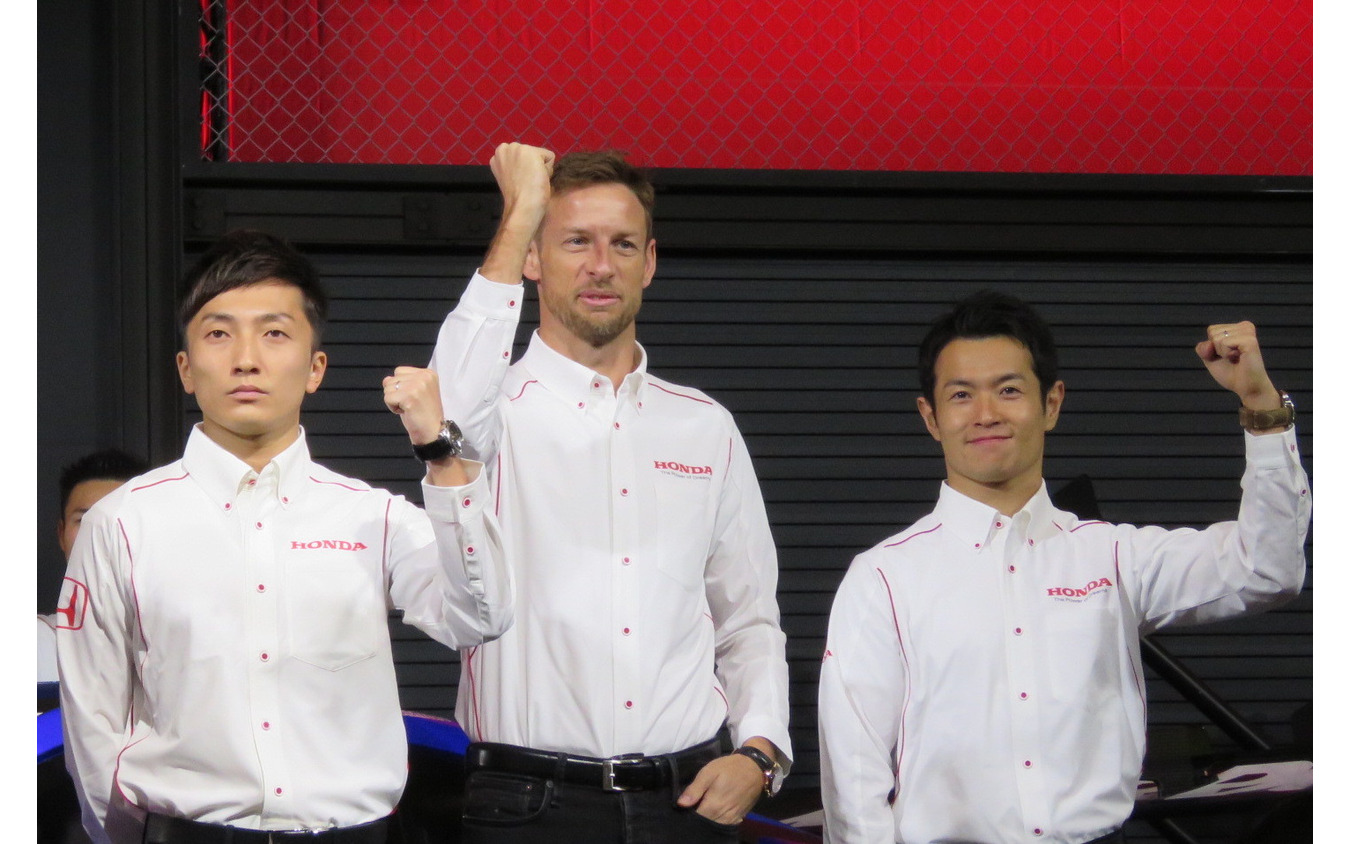 トレードのかたちになった野尻(左)と山本(右)。中央はGT500での山本の僚友・バトン。