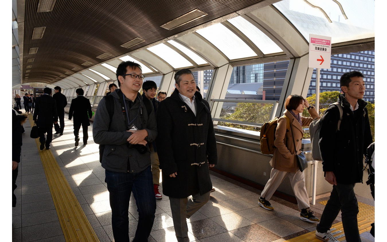 ホテルからTAS会場へ、会話をしながら移動