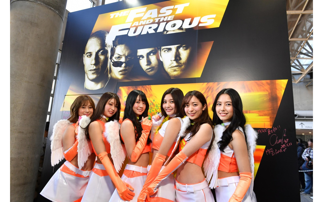 ワイルド・スピードブースを訪問したMFGエンジェルス2019.左から橘花凜さん、沢すみれさん、山口はのんさん、林ゆめさん、農海姫夏さん、チャナナ沙梨奈さん。