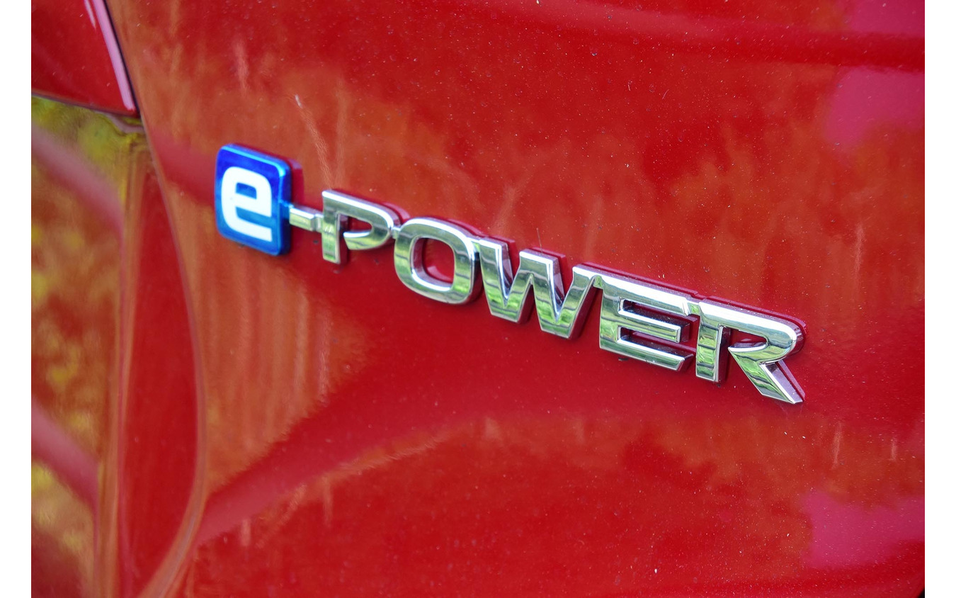 バックドアにe-POWERのロゴ。