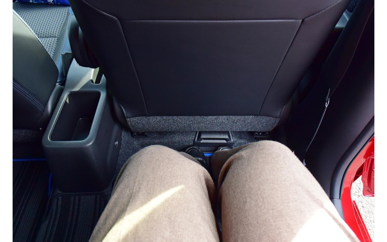 前席で適正なドライビングポジションを取っても足が組めるくらいの広さ。