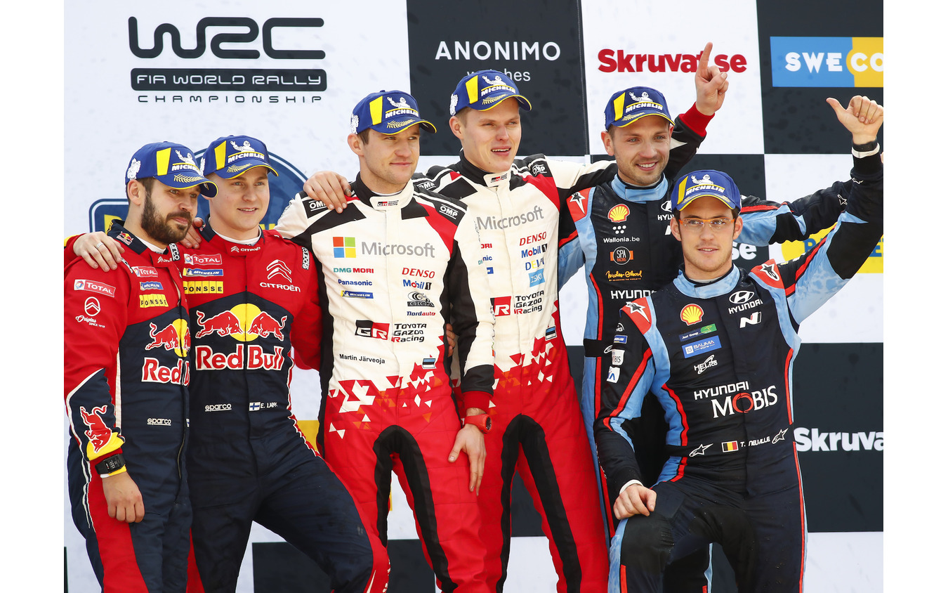 表彰式、中央右が優勝者タナク（同左は彼のコ・ドライバー、M.ヤルヴェオヤ）。
