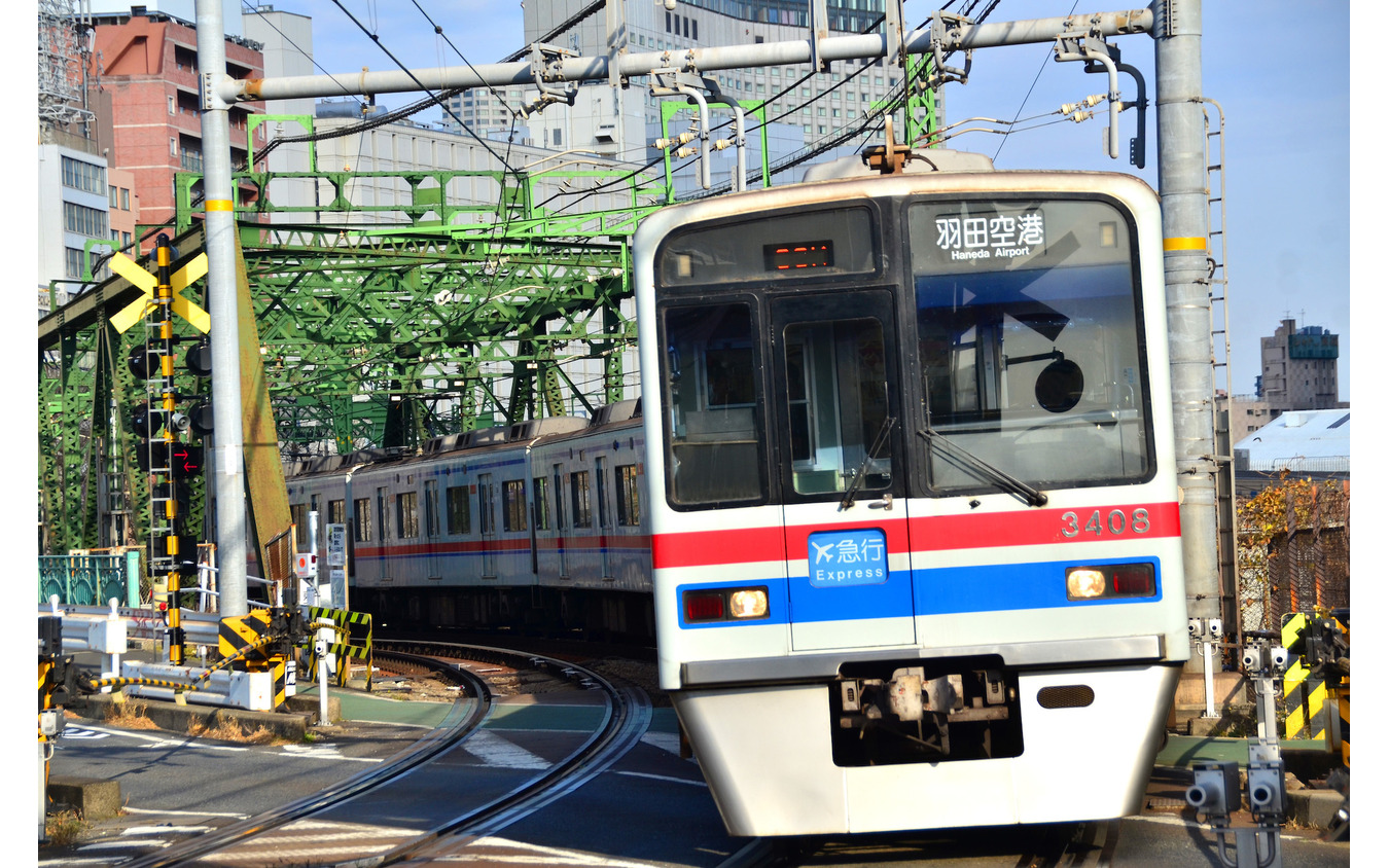 羽田空港行き急行。車両は直通している京成電鉄 (AC)