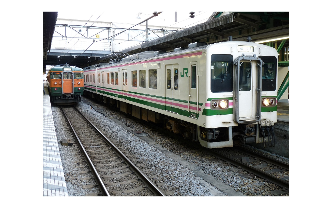 JR東日本時代の107系（右）。2017年10月に運行された団体専用列車がJRでの最後の姿となった。
