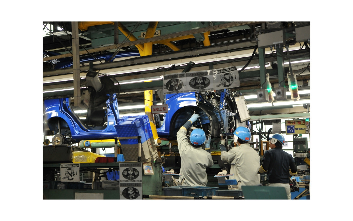 水島工場の生産ライン（エンジン搭載工程）を流れる新型軽自動車