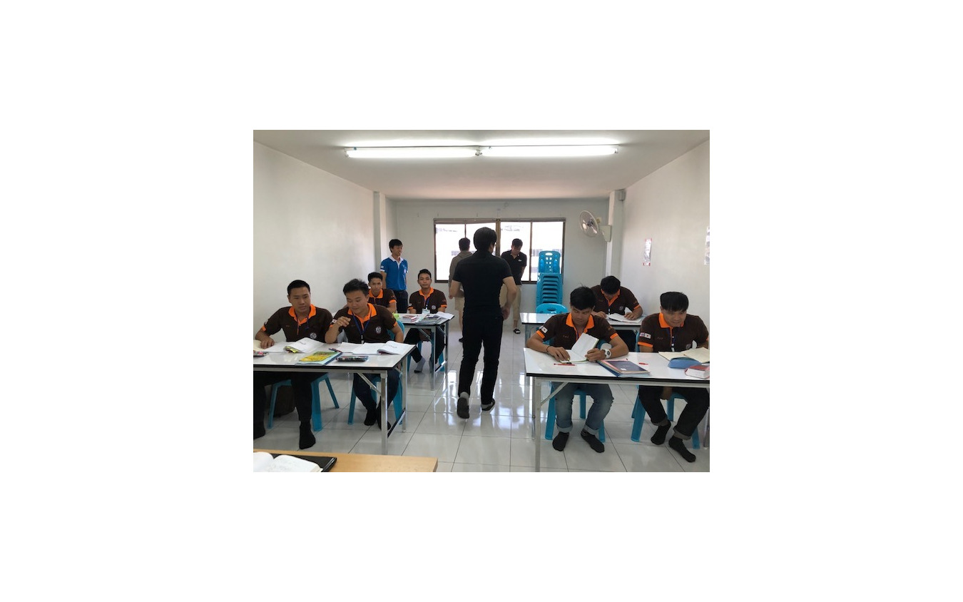 日本語を学ぶ実習生