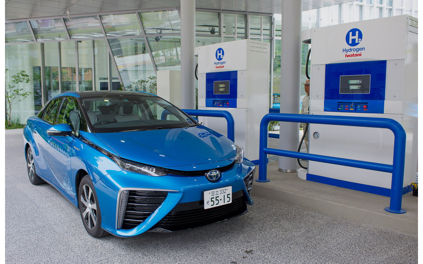 トヨタ MIRAI と水素ステーション(参考画像)