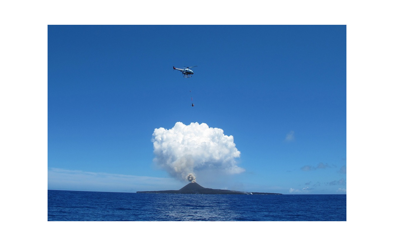 西之島火山の噴火観測の様子 (2015年撮影)