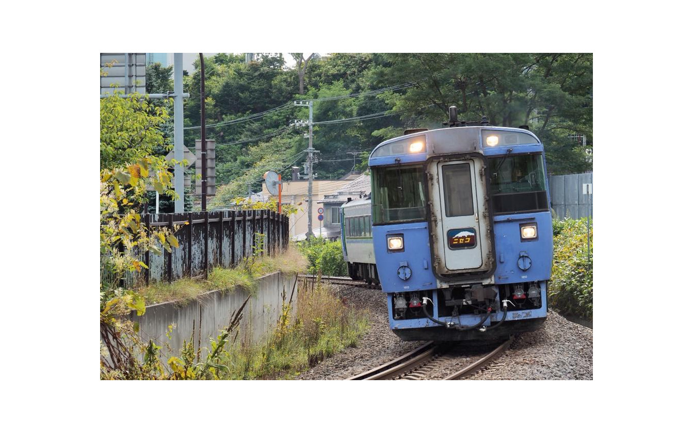 観光列車への取組みの一環として、小樽・倶知安経由の特急『ニセコ』の運行期間拡大が検討される。同列車が停車する倶知安駅やニセコ駅の周辺は、近年、外国人の長期滞在者が増加しており、函館本線小樽以西の輸送改善が課題となっている。