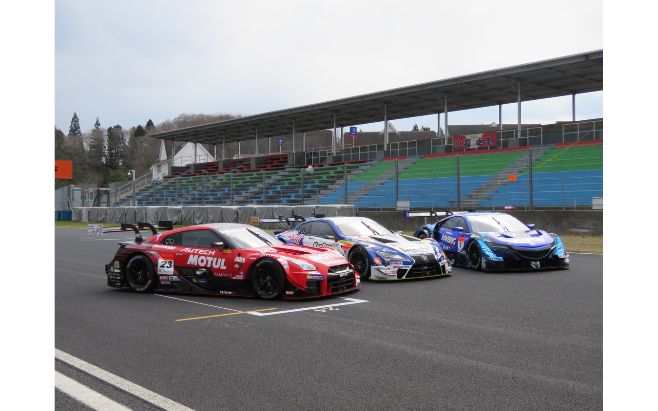 #23 GT-R(手前)も巻き返しを期している。