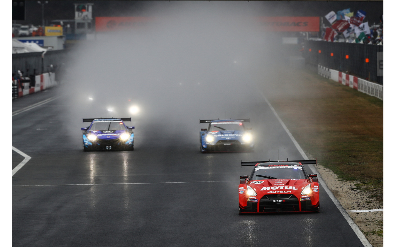 ポール発進の#23 GT-R(写真先頭)は決勝2位に。